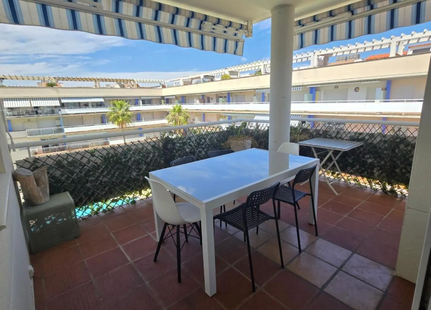Superbe appartement avec solarium et piscine communautaire Roses