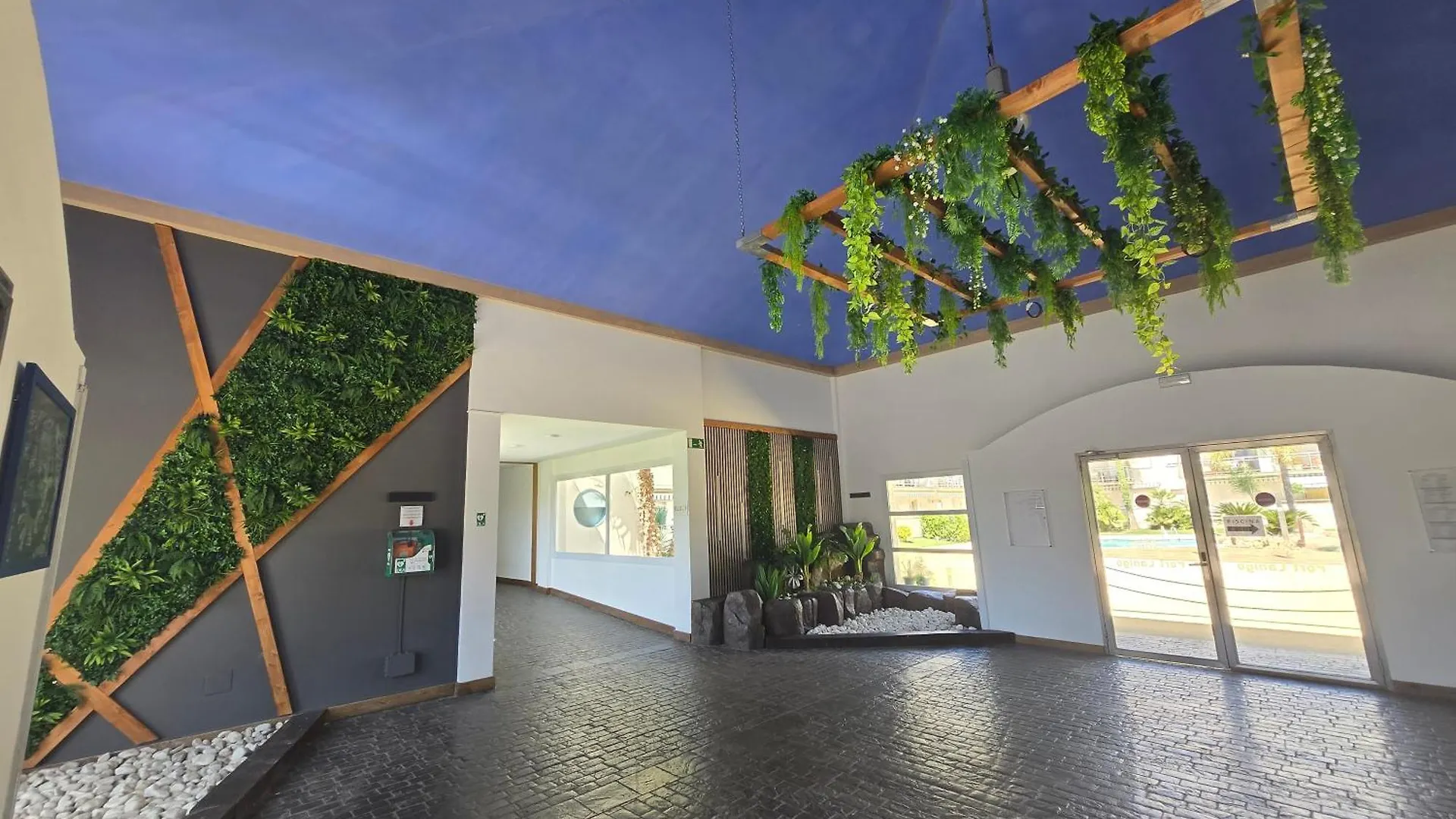 Superbe appartement avec solarium et piscine communautaire Roses